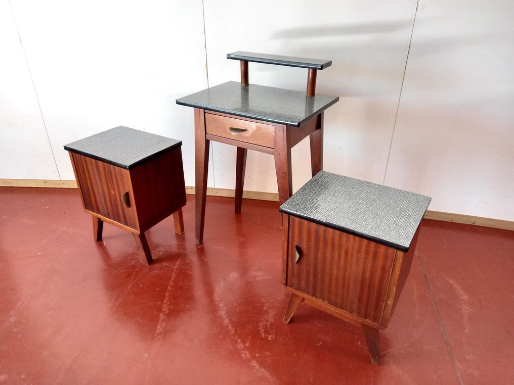 Piepen bijgeloof recept Two bedside tables and writing desk (set) - Catawiki