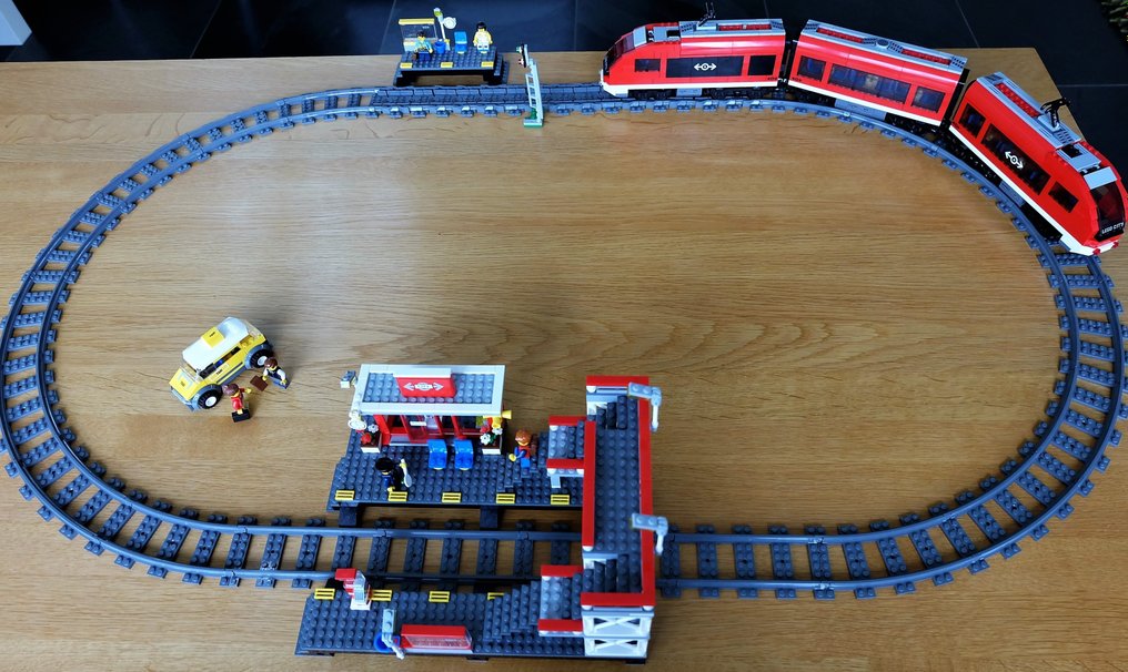 LEGO - - 7937 7938 - Passenger Train and Train Station -