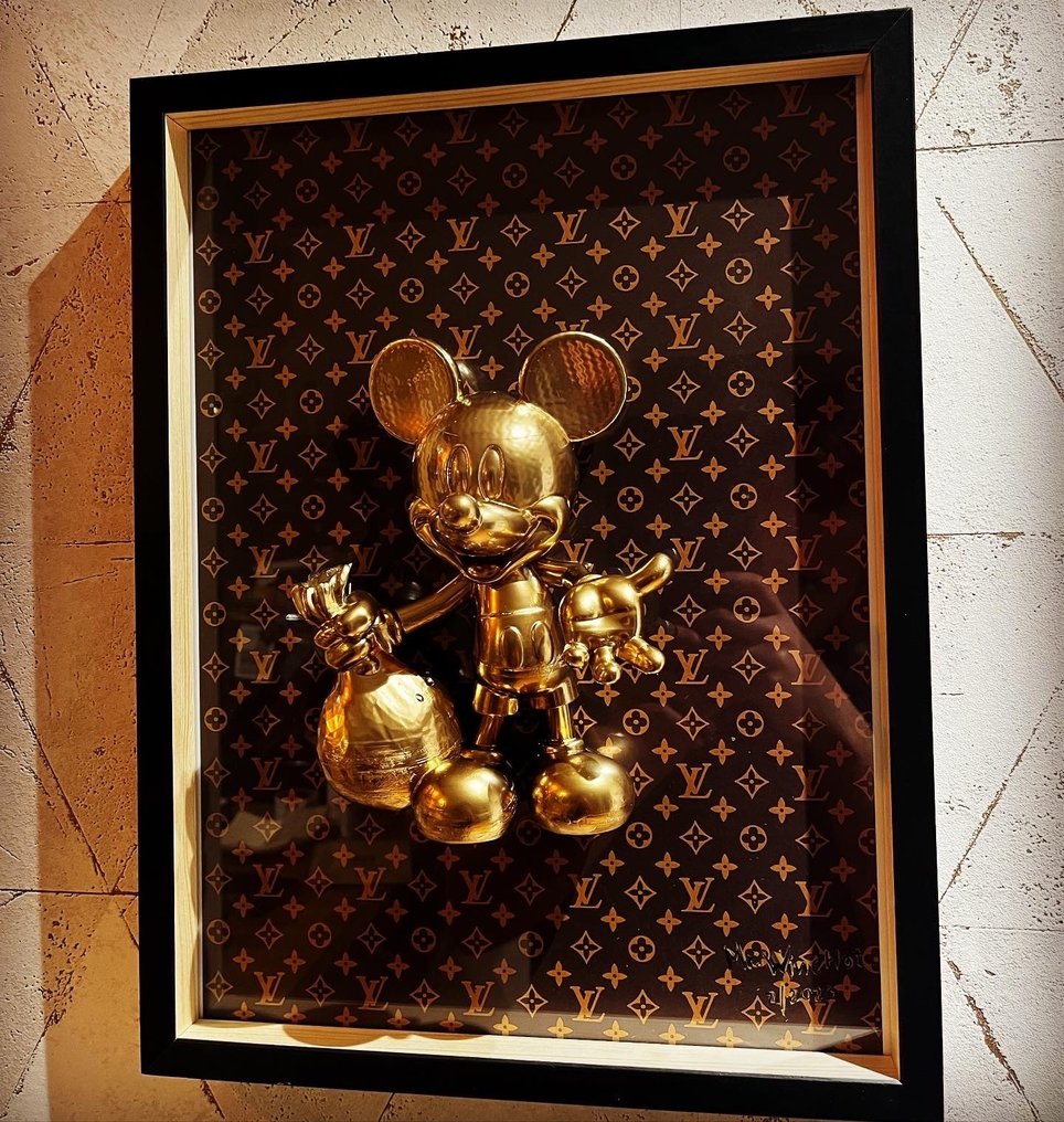 Mr_Winehot - Safe Golden Sculpture Louis Vuitton - Catawiki