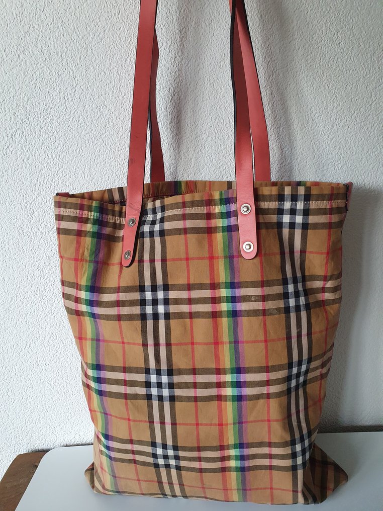 Burberry reversible bag store