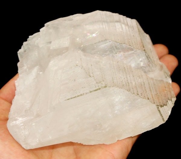 Unico cristallo di calcite cresciuto gradualmente cosparso di fini