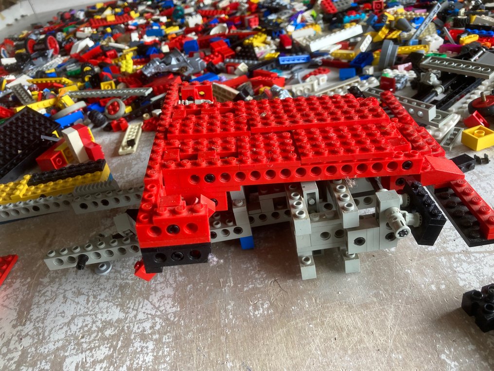 - 5450 gram loose Lego batch Unknown -