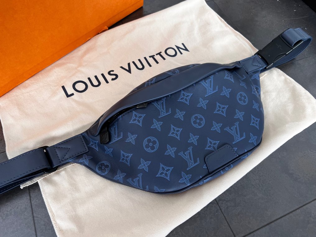 tåbelig strategi Artifact Louis Vuitton - Discovery Bumbag PM M45729 - Crossbodytaske - Catawiki