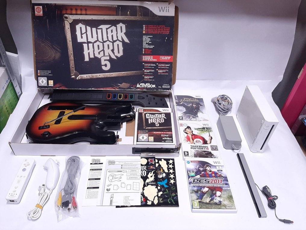 Nintendo Wii Guitar Hero 5 set - Console with games - - Catawiki