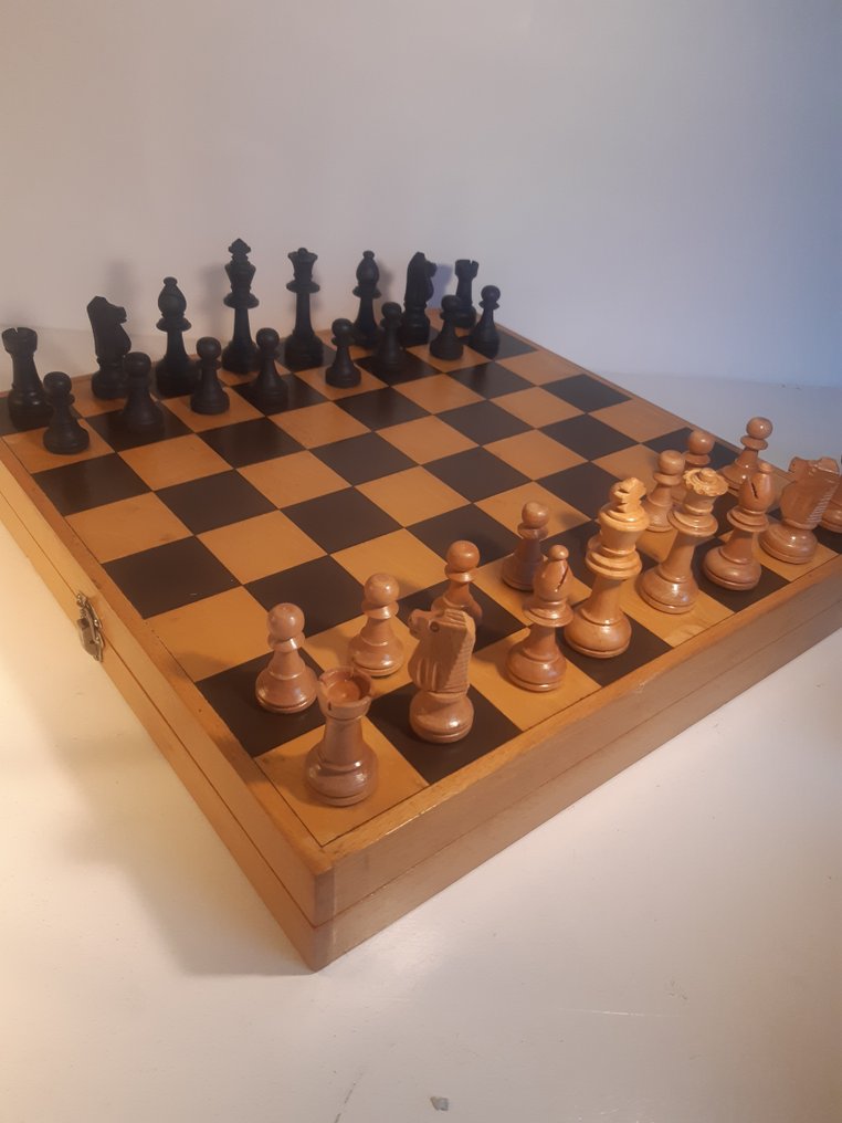 Jogo de Xadrez e Gamão com peças e tabuleiro em madeira 40x40