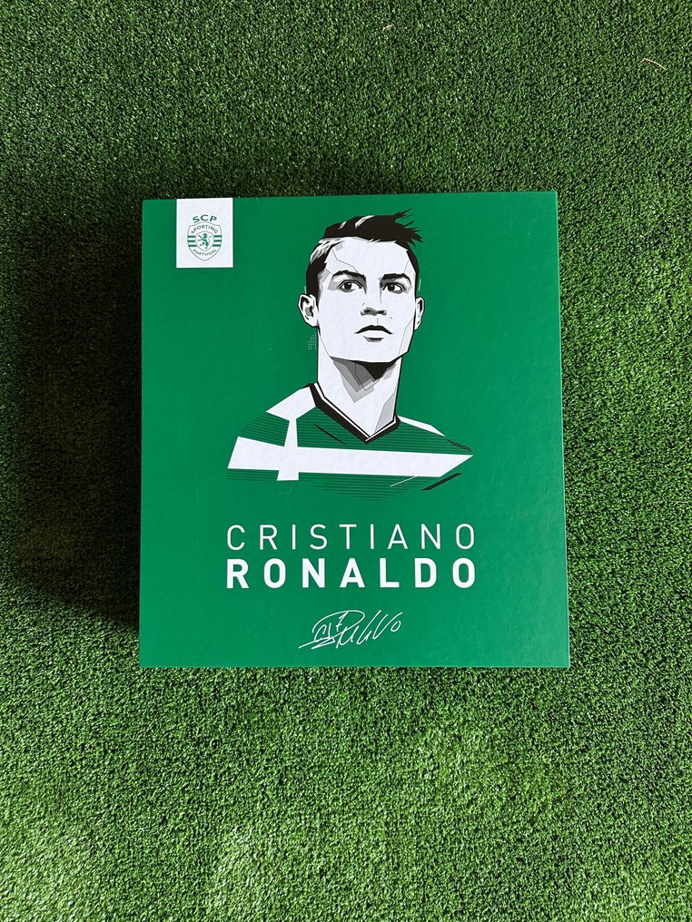 Nerve Pounding Robe Cristiano Ronaldo - Bog, Fanudstyr, Sportsmønter, Trøje(r) - Catawiki