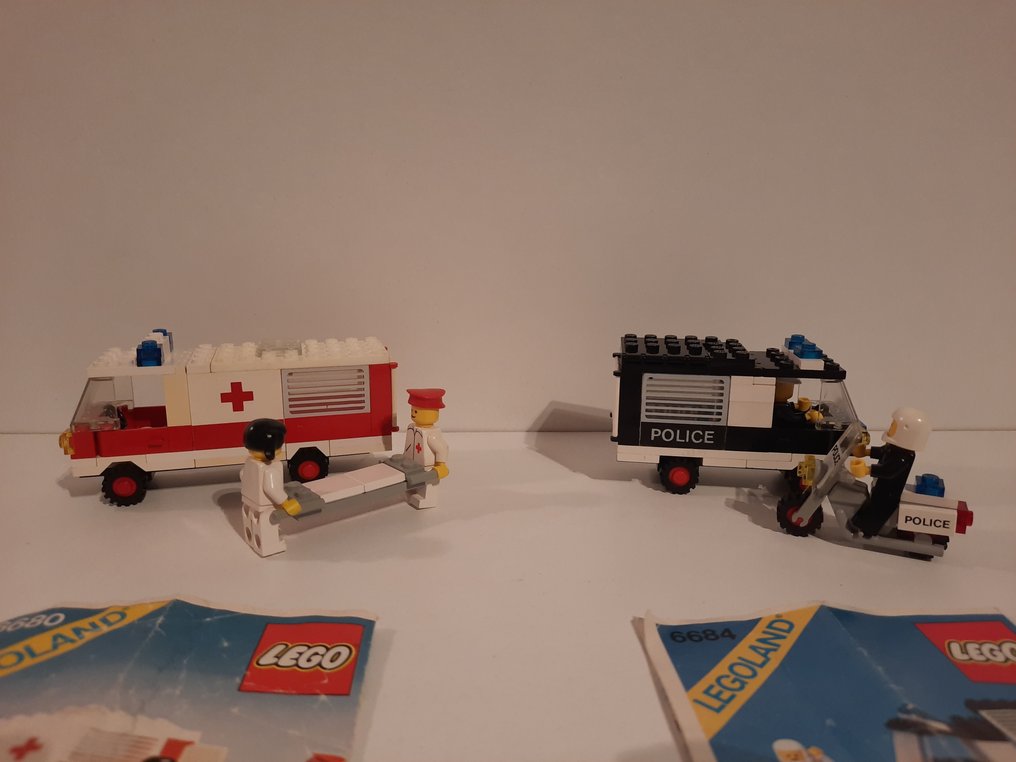 LEGO - Vintage - Car politieauto en ziekenauto -