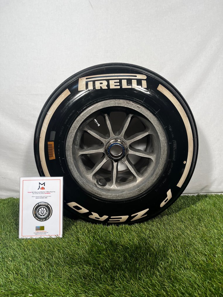 Formule 1 2021 Pneu complet sur roue et écrou de roue Catawiki