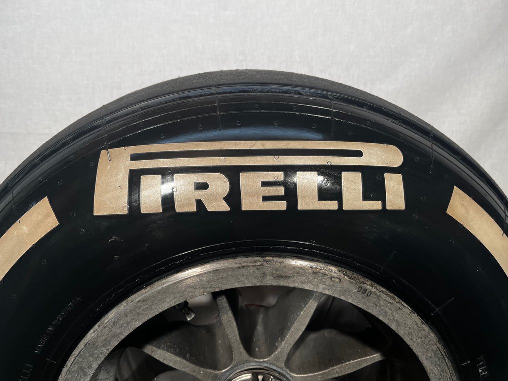 Formule 1 2021 Pneu complet sur roue et écrou de roue Catawiki