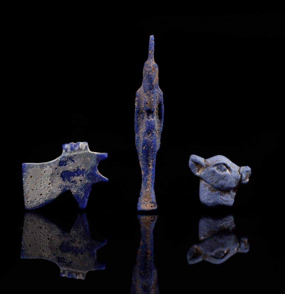 Égypte ancienne pâte vitreuse bleue Ensemble d'amulettes. Oeil Oudjat