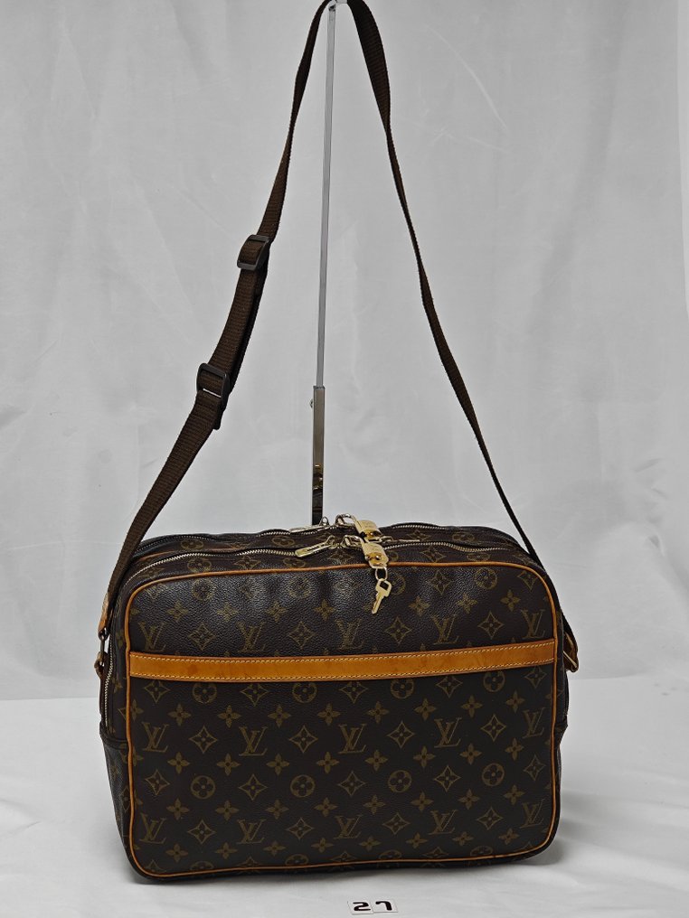 Sold at Auction: LOUIS VUITTON REPORTER GM