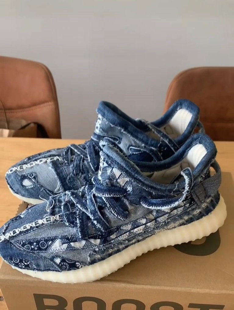 Yeezy - Yeezy Boost 350 V2 Customized Sneakers - Size: - Catawiki