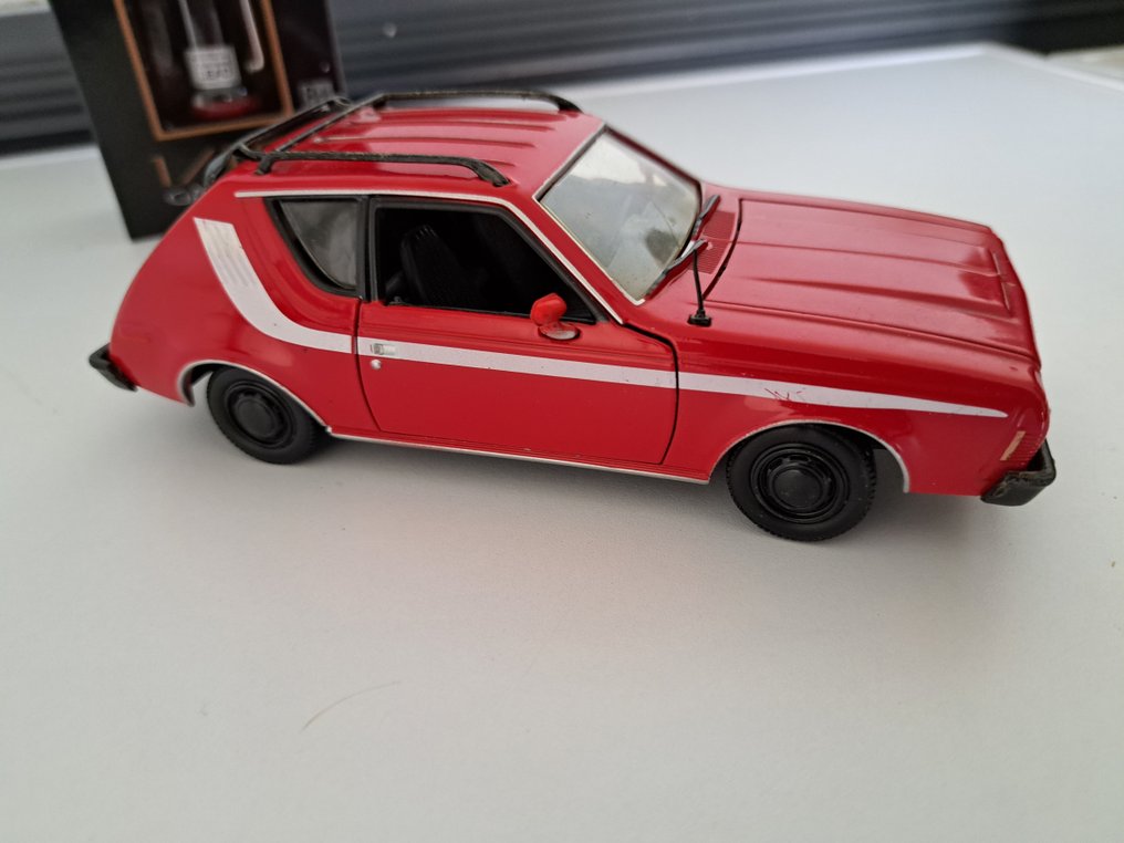 Motormax - 1:18 - AMC pacer en benzinepomp - Catawiki