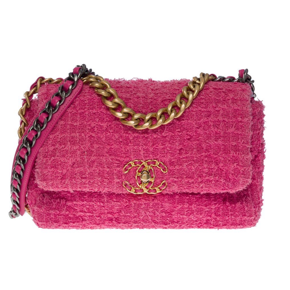 Sold at Auction: CHANEL, TWEED WALLET ON CHAIN