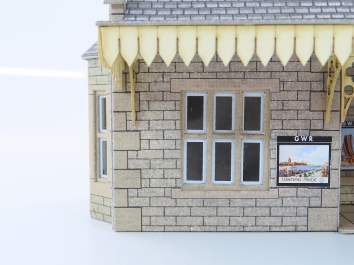 Metcalfe PO517 Platform Kiosk - OO Scale | Monk Bar Model Shop