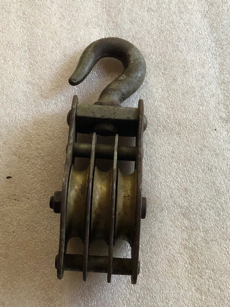 3 x old pulleys (hoists) (3) Iron (cast/wrought) Catawiki