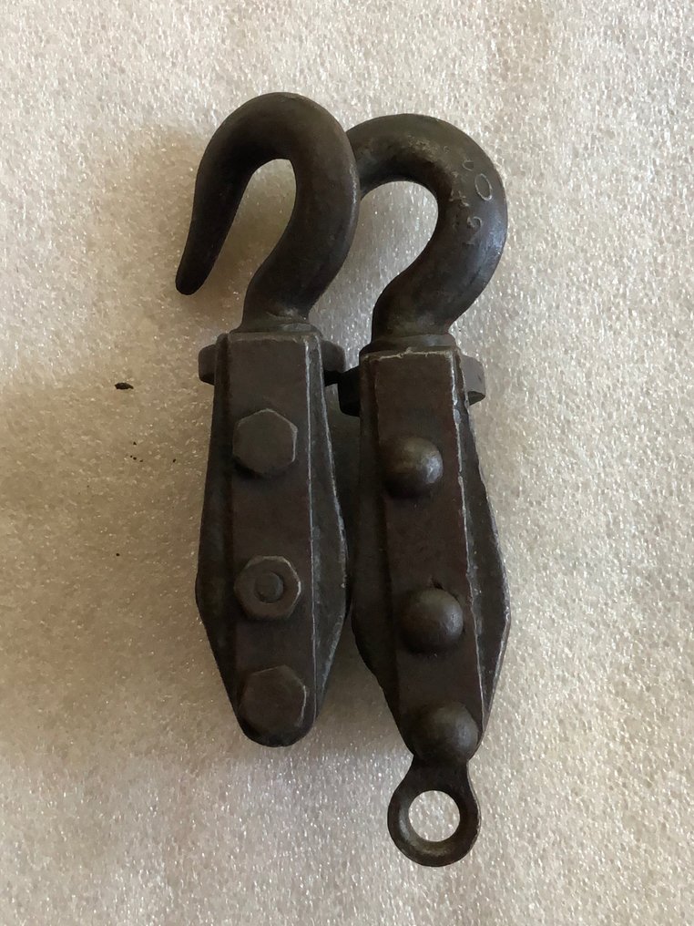 3 x old pulleys (hoists) (3) Iron (cast/wrought) Catawiki