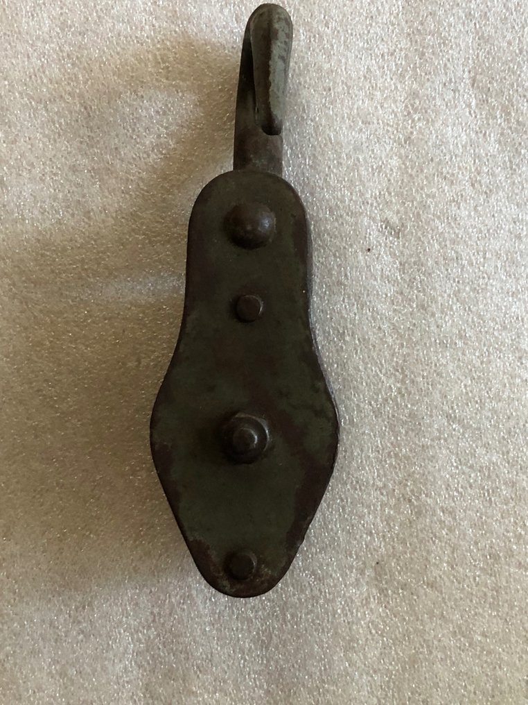 3 x old pulleys (hoists) (3) Iron (cast/wrought) Catawiki