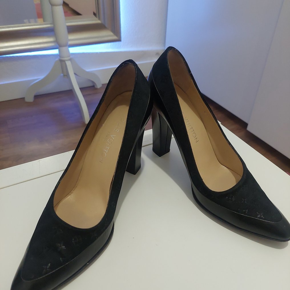Louis Vuitton Pointed Toe Leather Pumps