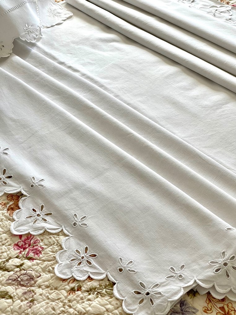 French household linen. Rare. Old Wonderful Sheet 348 cm x 247 cm. Hand embroidered. Linen