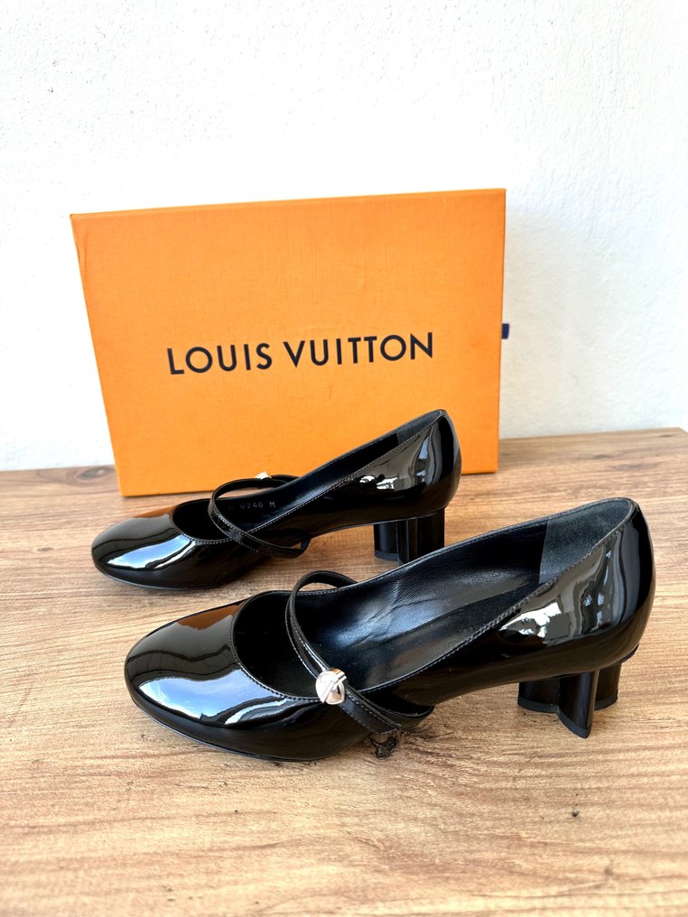 Louis Vuitton Black Patent Leather Mary Jane Pumps Size 40 Louis Vuitton