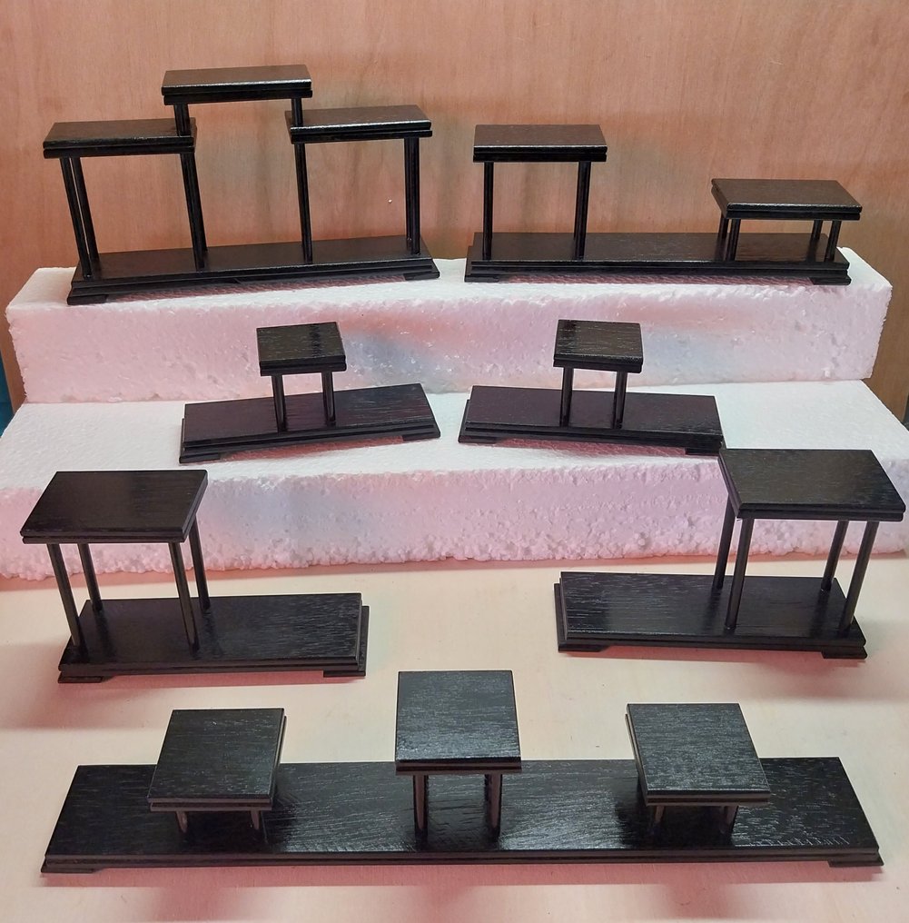 Standaard 7 kleine houten displays , stands Catawiki