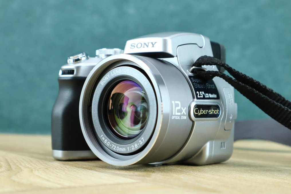 Sony CyberShot DSCH1 f=6.072.0mm 12.83.7 Digital reflex camera