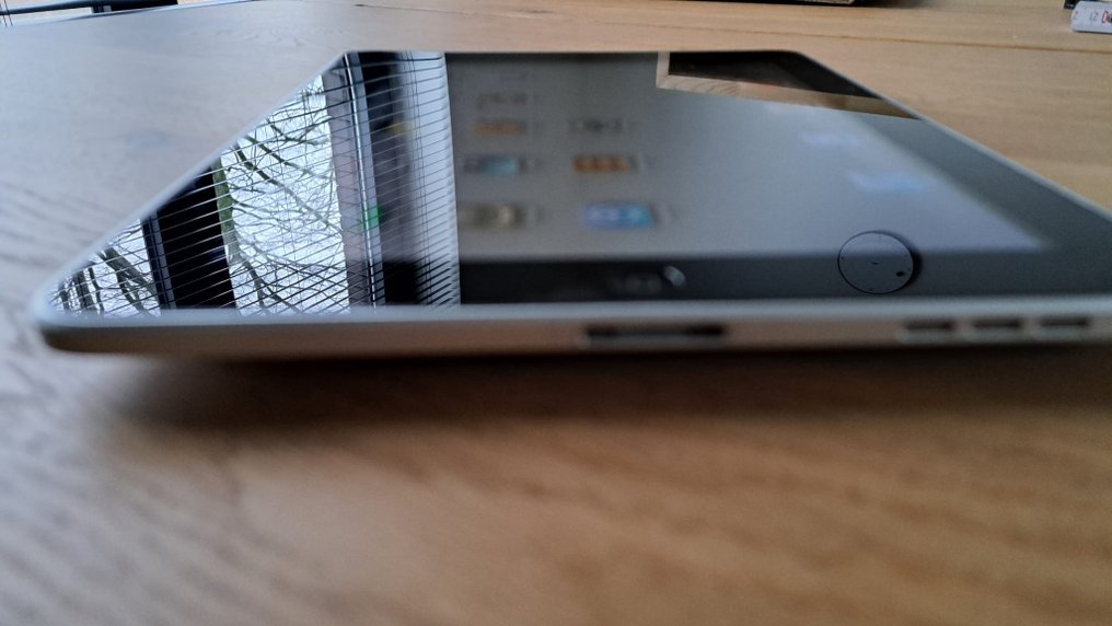 Apple iPad 1 with 16GB (A1219) with original charger + SD cardreader