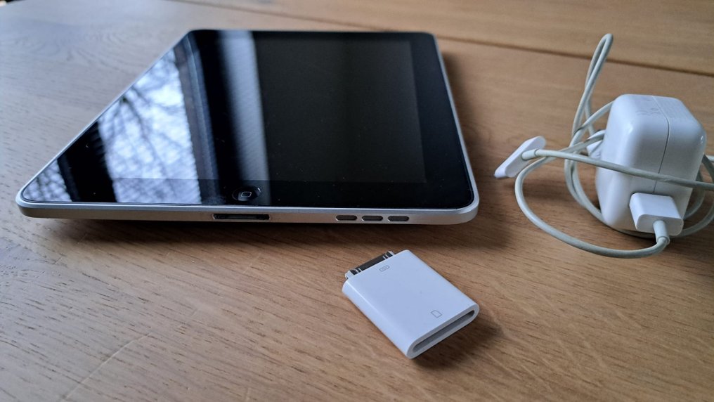 Apple iPad 1 with 16GB (A1219) with original charger + SD cardreader