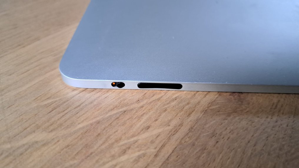 Apple iPad 1 with 16GB (A1219) with original charger + SD cardreader