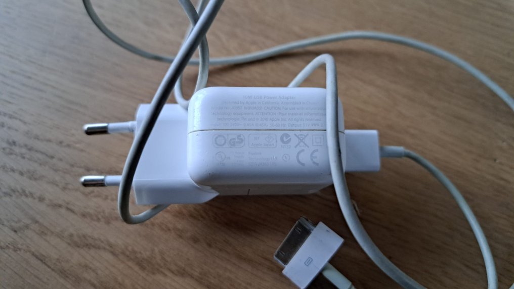 Apple iPad 1 with 16GB (A1219) with original charger + SD cardreader