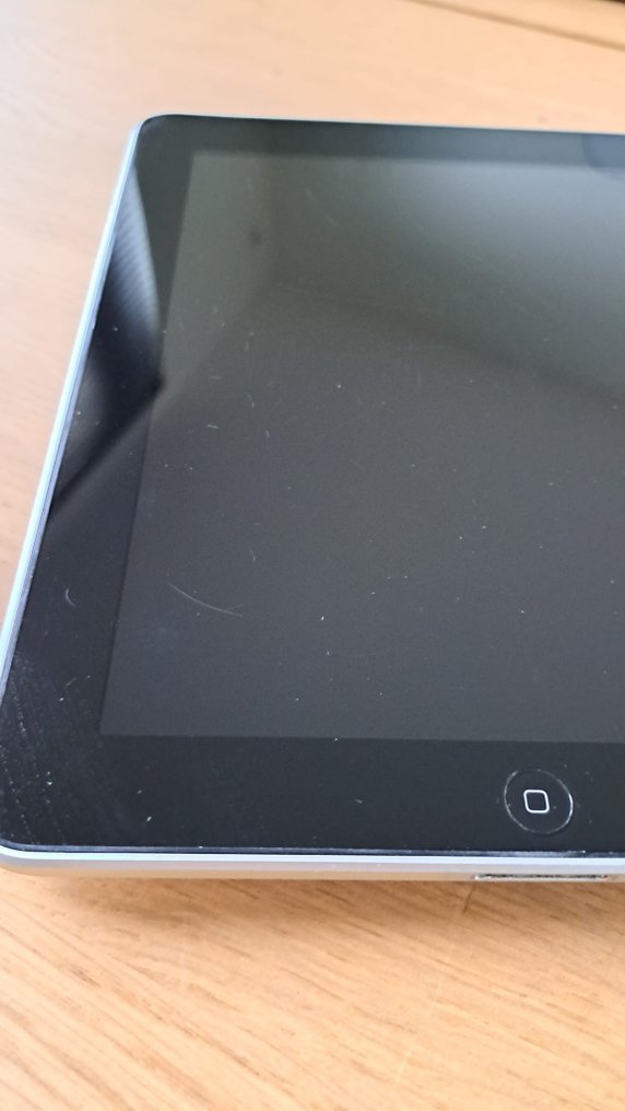 Apple iPad 1 with 16GB (A1219) with original charger + SD cardreader