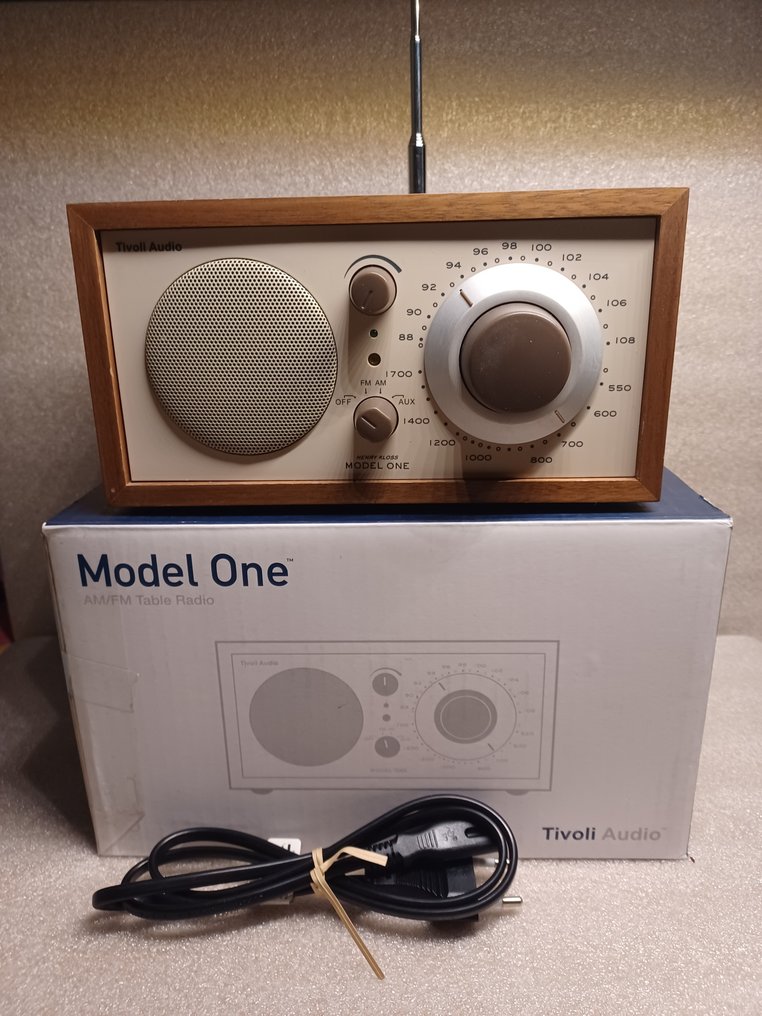 Tivoli Model One in Walnut/Beige Radio Catawiki