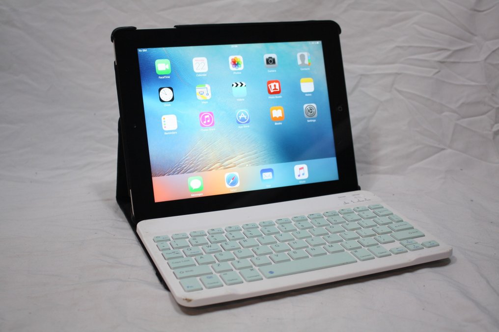 Rare find: Apple iPad 3rd Gen (model A1430) Wi-Fi & 4G - 32GB - With  Bluetooth keyboard and sturdy protective - iPad - Catawiki