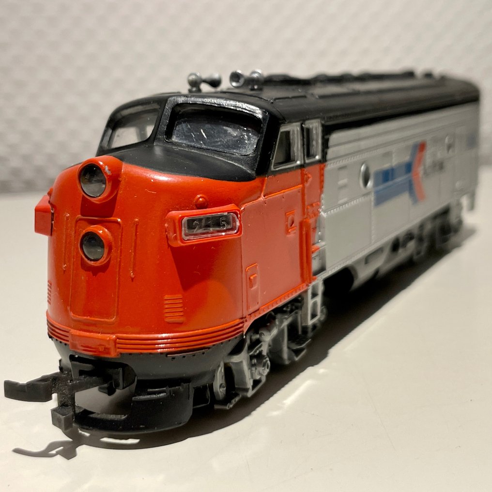 Bachmann H0 0519 diesel (1) EMD F9 Amtrak Catawiki