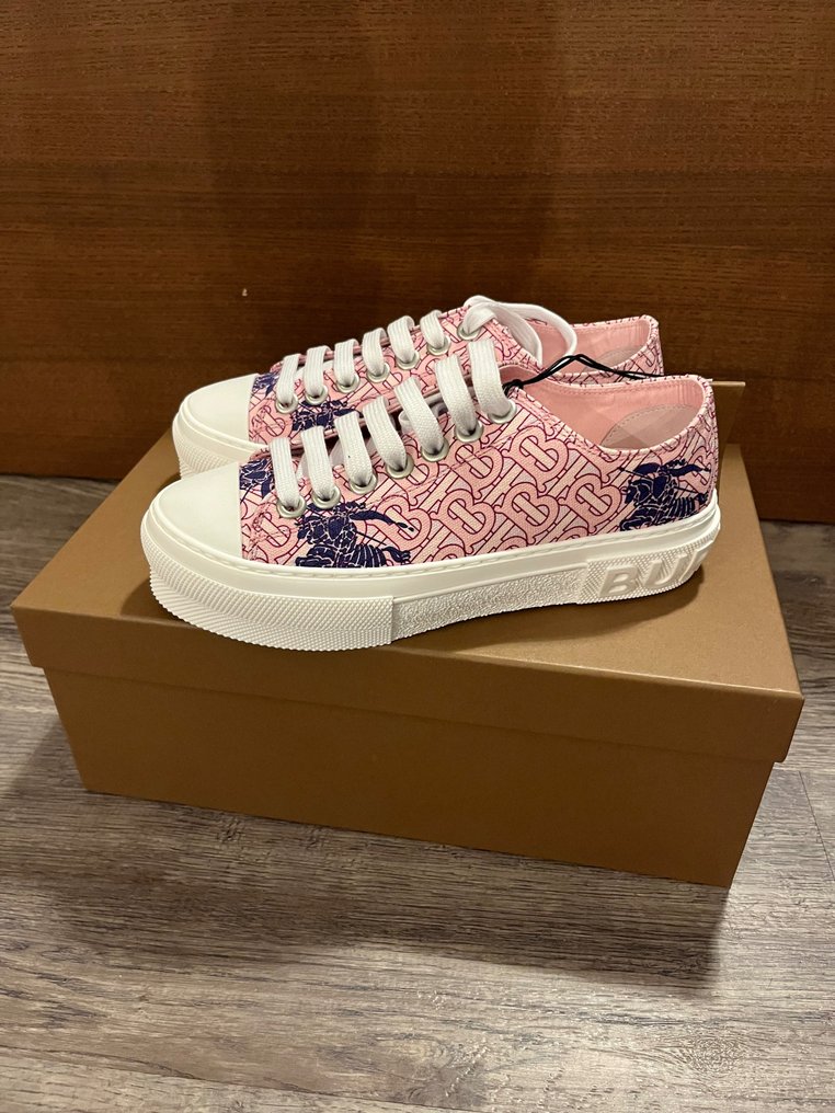 Burberry uk hotsell size 4