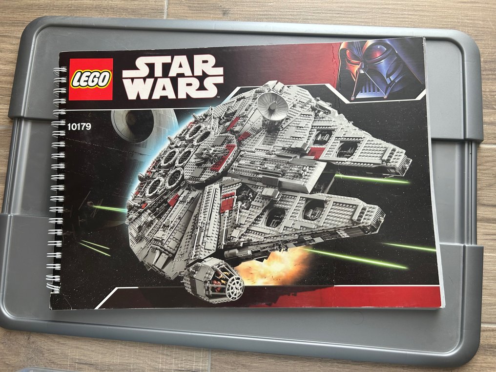 LEGO Star Wars 10179 ULTIMATE COLLECTOR S MILLENNIUM FALCON