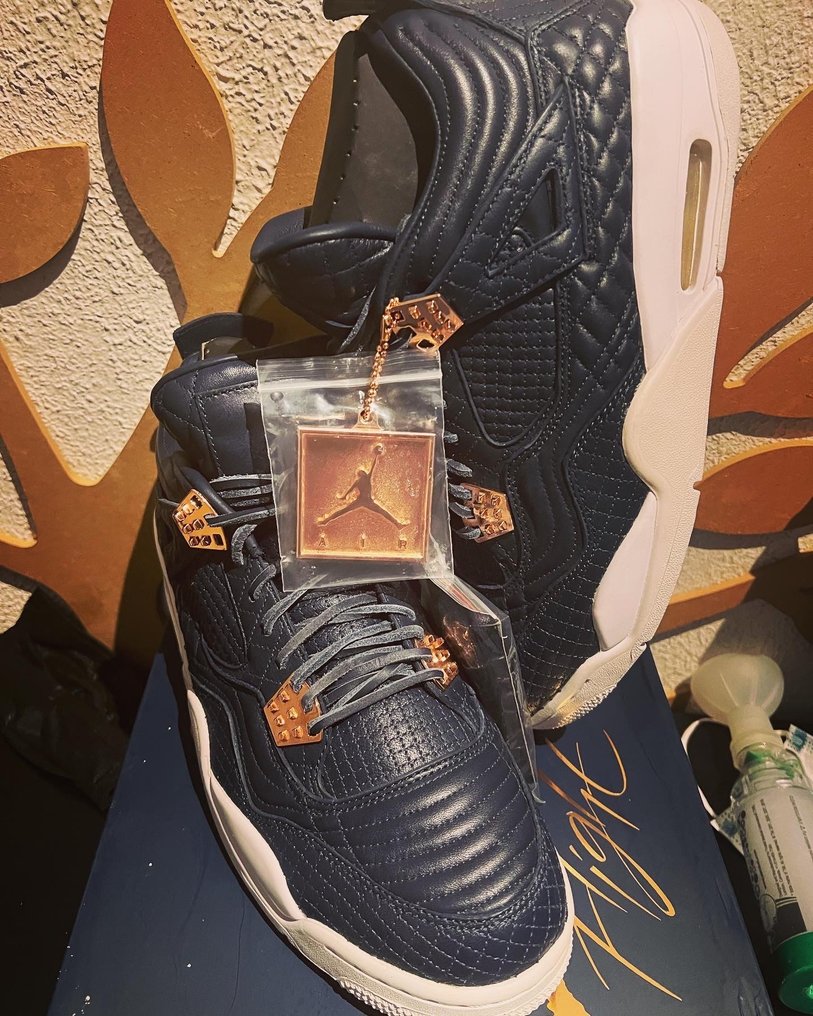 Jordan 4 obsidian hot sale on feet