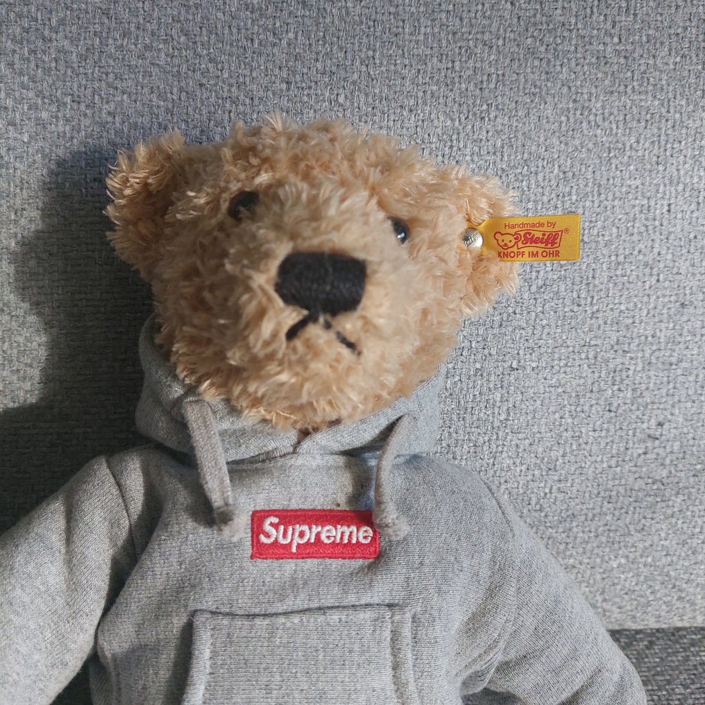 Supreme peluche hot sale