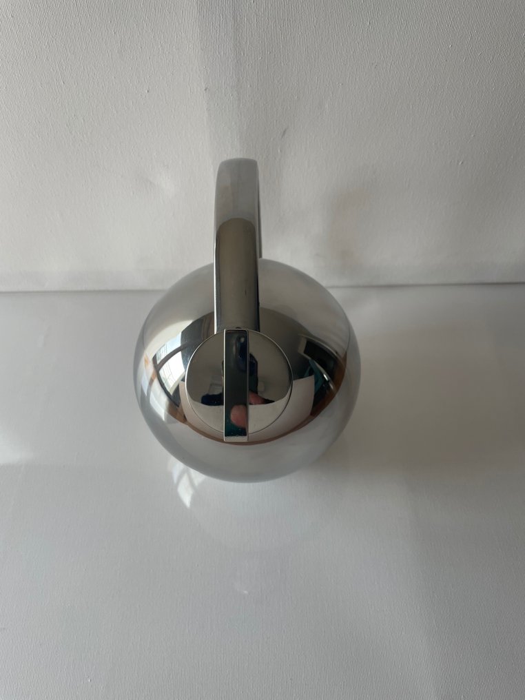 Alessi Sylvia Stave Cocktail shaker The Babele table Steel