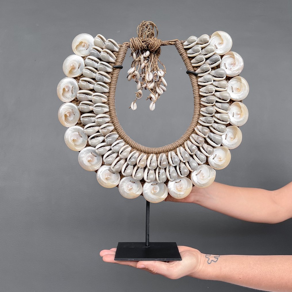 Ornamento decorativo (1) - NO RESERVE PRICE - SN21 - Decorative shell  necklace on a custom stand - Conchiglie di perle iridescenti, conchiglie  grigie e fibre naturali - Indonesia - Catawiki