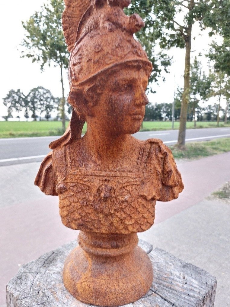 Statue, large and heavy garden statue of a Roman soldier//warrior 47 cm Iron (cast) Catawiki