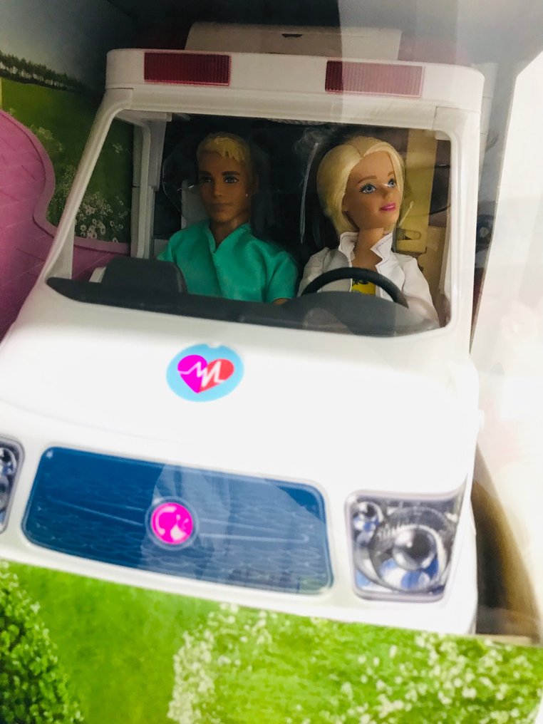 Ambulancia barbie deals y ken