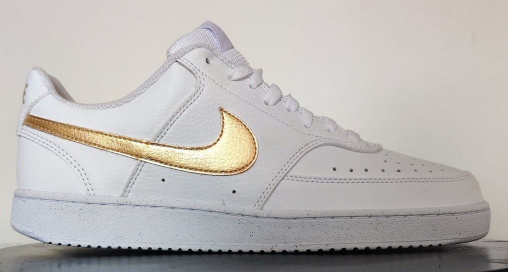 Nike gouden hotsell sneakers
