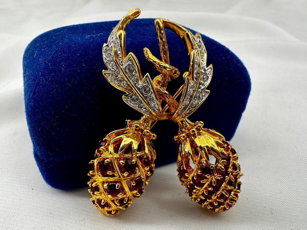 Camrose and kross jacqueline kennedy brooch hotsell