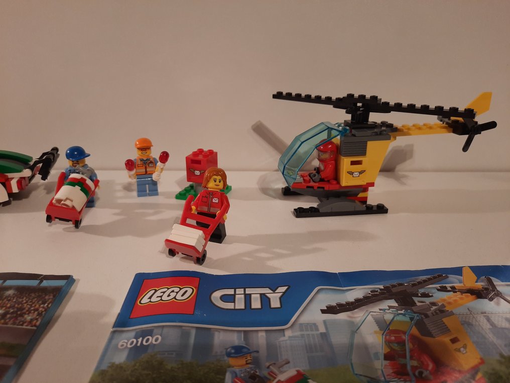 Lego - City - 60053+60100 - Racewagen + Vliegveld Starter - Catawiki