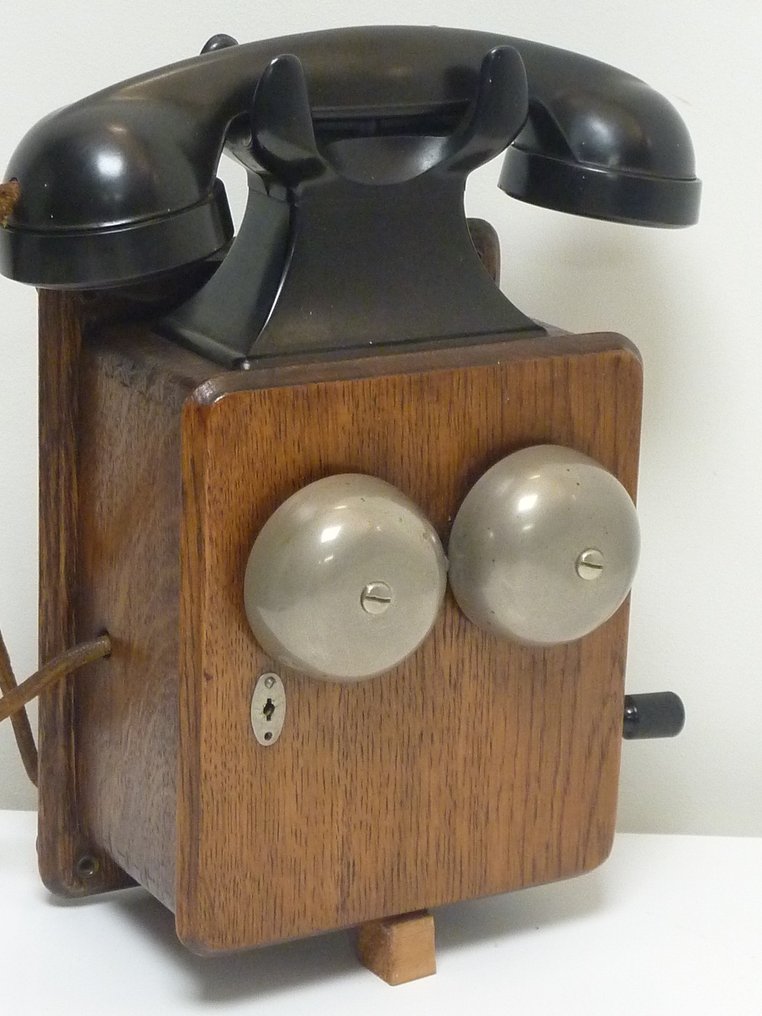 Bell Telephone MFG Company Analogue telephone wooden wall