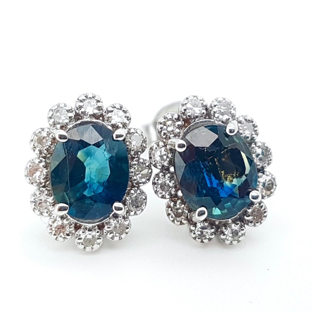 Orecchini in Oro bianco 18 ct con Zaffiri 1.65 ct e Diamanti 0.32