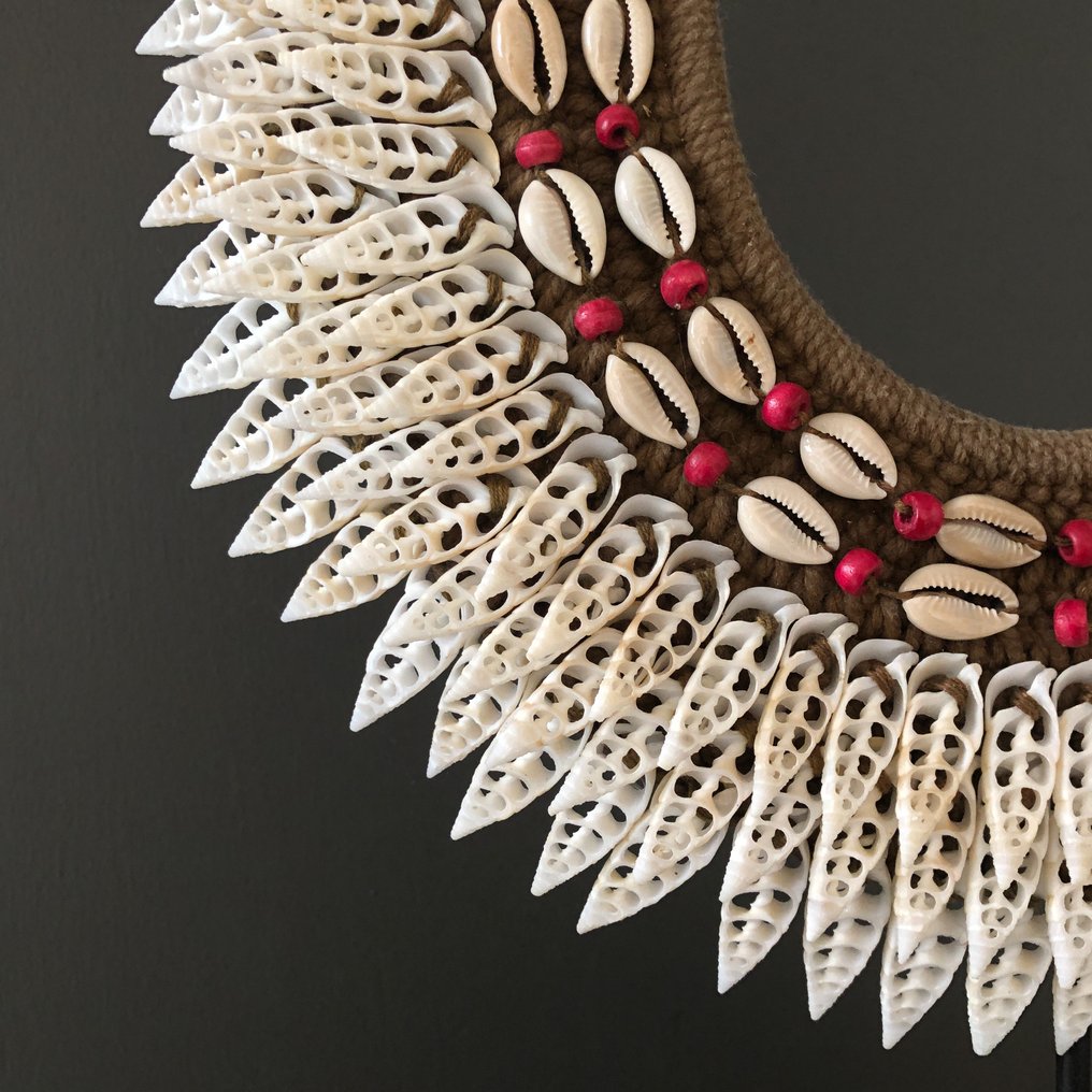 Ornamento decorativo SENZA PREZZO DI RISERVA -SN7- Collana di conchiglie  decorative - Conchiglie tagliate di colore - Indonesia - Catawiki