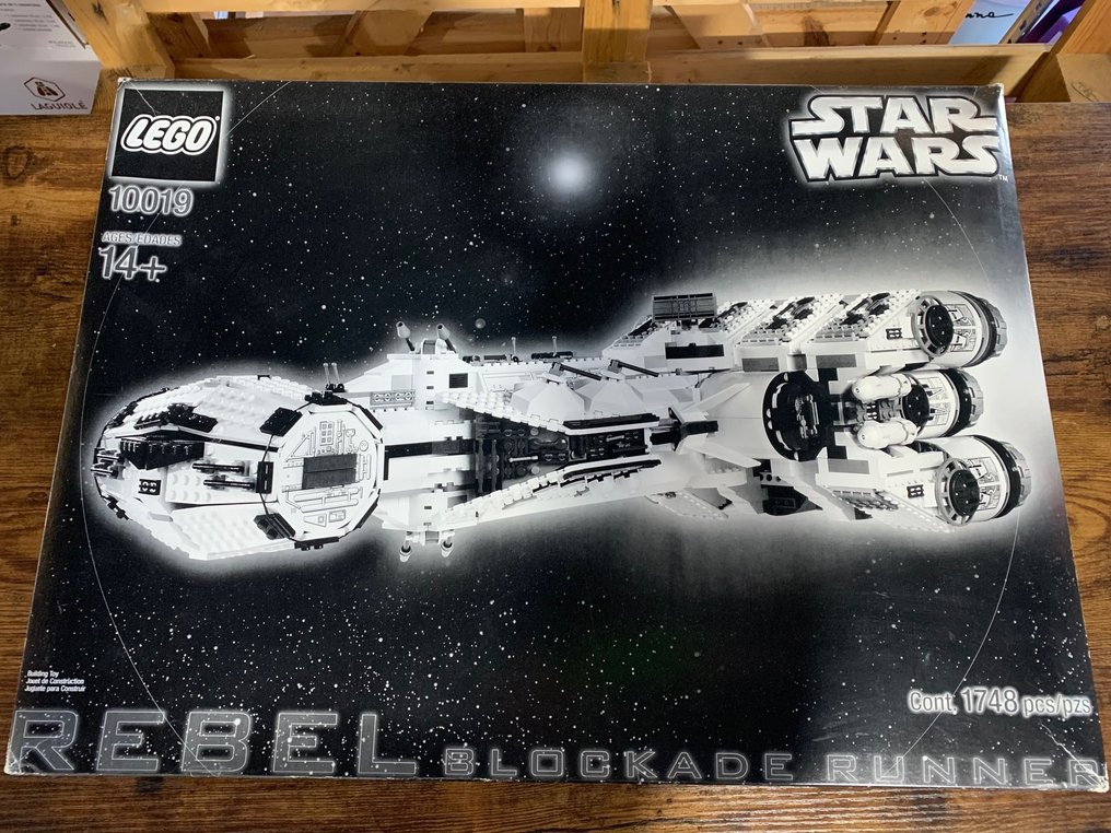 LEGO Star Wars 10019 Rebel Blockade Runner UCS 2000 2010